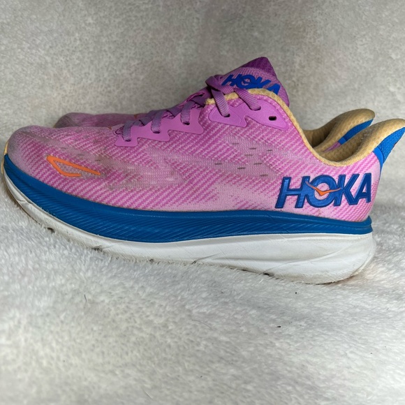Womens size 9B W HOKA Clifton 9’s - Picture 1 of 8